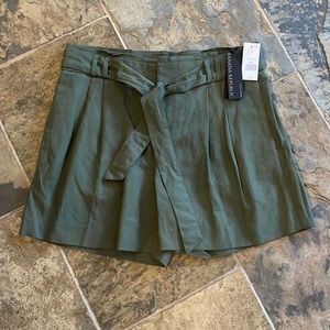 New with tags - Womens Banana Republic linen dress shorts, size 6